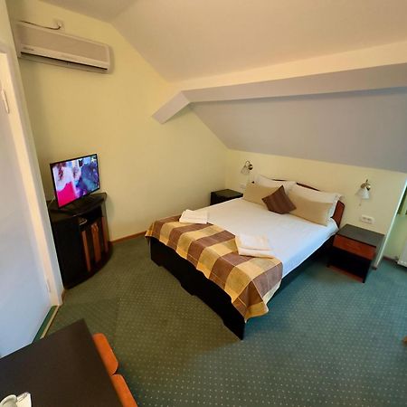 快速旅馆酒店 Rădăuţi 外观 照片