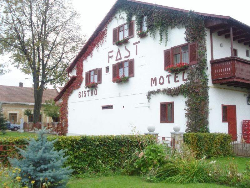 快速旅馆酒店 Rădăuţi 外观 照片