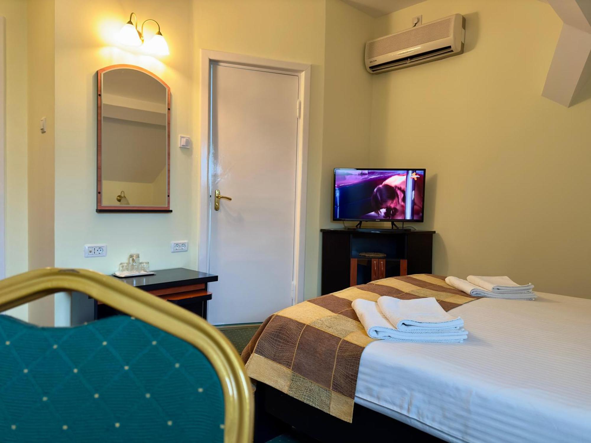 快速旅馆酒店 Rădăuţi 外观 照片