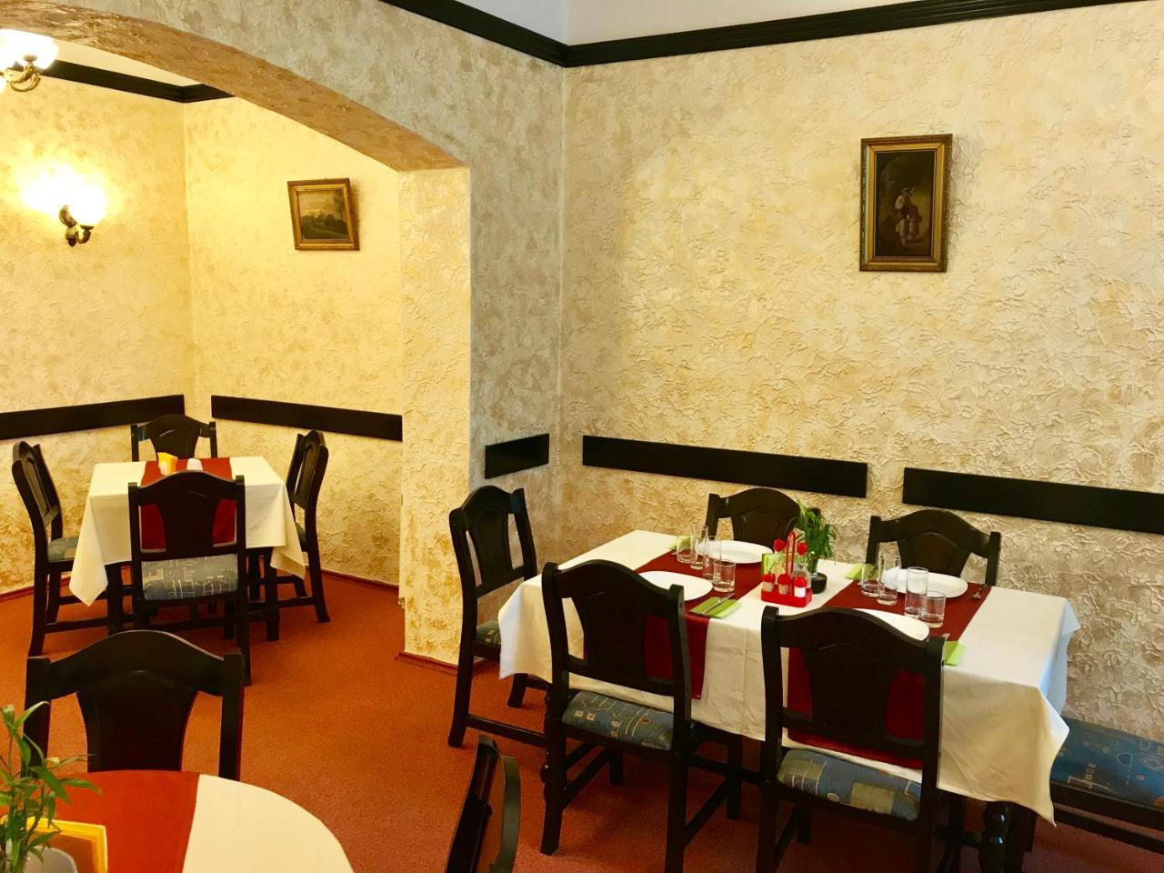 快速旅馆酒店 Rădăuţi 外观 照片