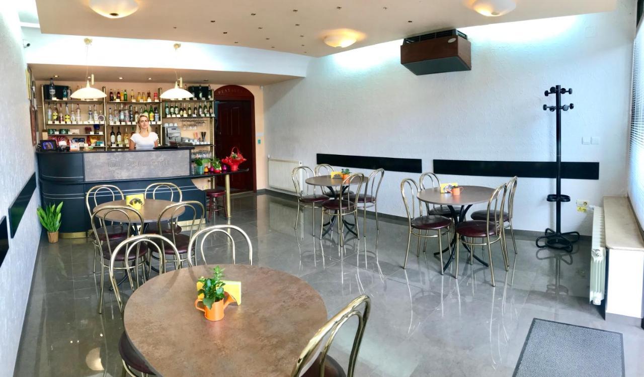 快速旅馆酒店 Rădăuţi 外观 照片